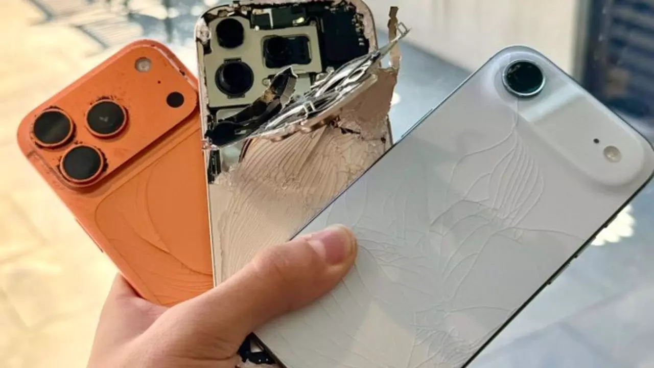 जरा Apple iPhone 17 की दीवानगी को रोक लें! क्रैक टेस्ट में फेल हुआ Apple का लेटेस्ट मॉडल, क्या बोले यूजर्स? जरा Apple iPhone 17 की दीवानगी को रोक लें! क्रैक टेस्ट में फेल हुआ Apple का लेटेस्ट मॉडल, क्या बोले यूजर्स?