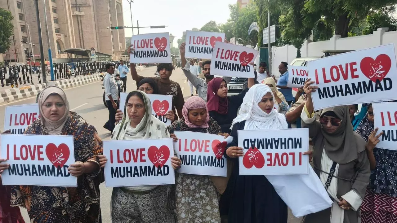 मैं सीना चौड़ा करके बोलूंगी I Love Mohammad... क्या सच में 350 मुसलमानों के खिलाफ दर्ज हो गया FIR? सोशल मीडिया पर छिड़ी जंग मैं सीना चौड़ा करके बोलूंगी I Love Mohammad... क्या सच में 350 मुसलमानों के खिलाफ दर्ज हो गया FIR? सोशल मीडिया पर छिड़ी जंग