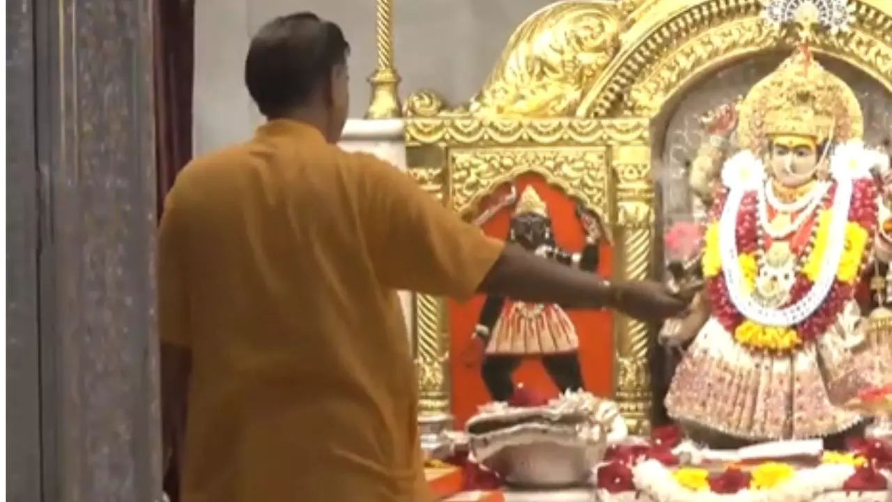 जय माता दी! मां दुर्गा की महिमा में डूबे भक्त, मंदिरों में दर्शन के लिए उमड़ी श्रद्धालुओं की भीड़ | VIDEOS