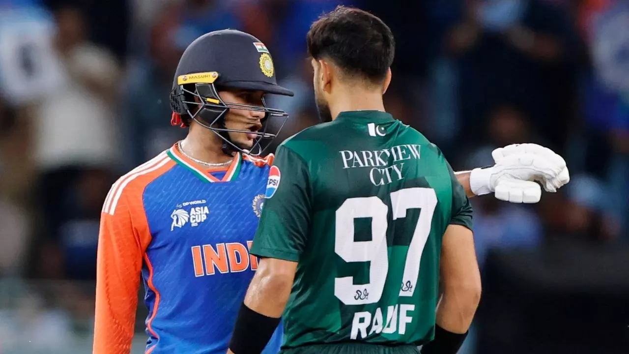 Asia Cup 2025: अभिषेक शर्मा ने बताई मैदान पर हारिस रऊफ से तनातनी की असली कहानी | Video Asia Cup 2025: अभिषेक शर्मा ने बताई मैदान पर हारिस रऊफ से तनातनी की असली कहानी | Video