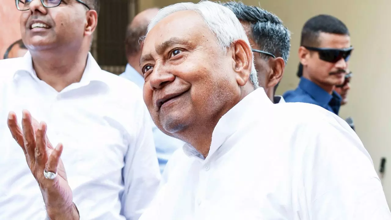 मुफ्त बिजली, बेरोजगारी भत्ता, महिलाओं को रोजगार... चुनाव से पहले नीतीश कुमार के दांव से विपक्ष चारों खाने चित मुफ्त बिजली, बेरोजगारी भत्ता, महिलाओं को रोजगार... चुनाव से पहले नीतीश कुमार के दांव से विपक्ष चारों खाने चित