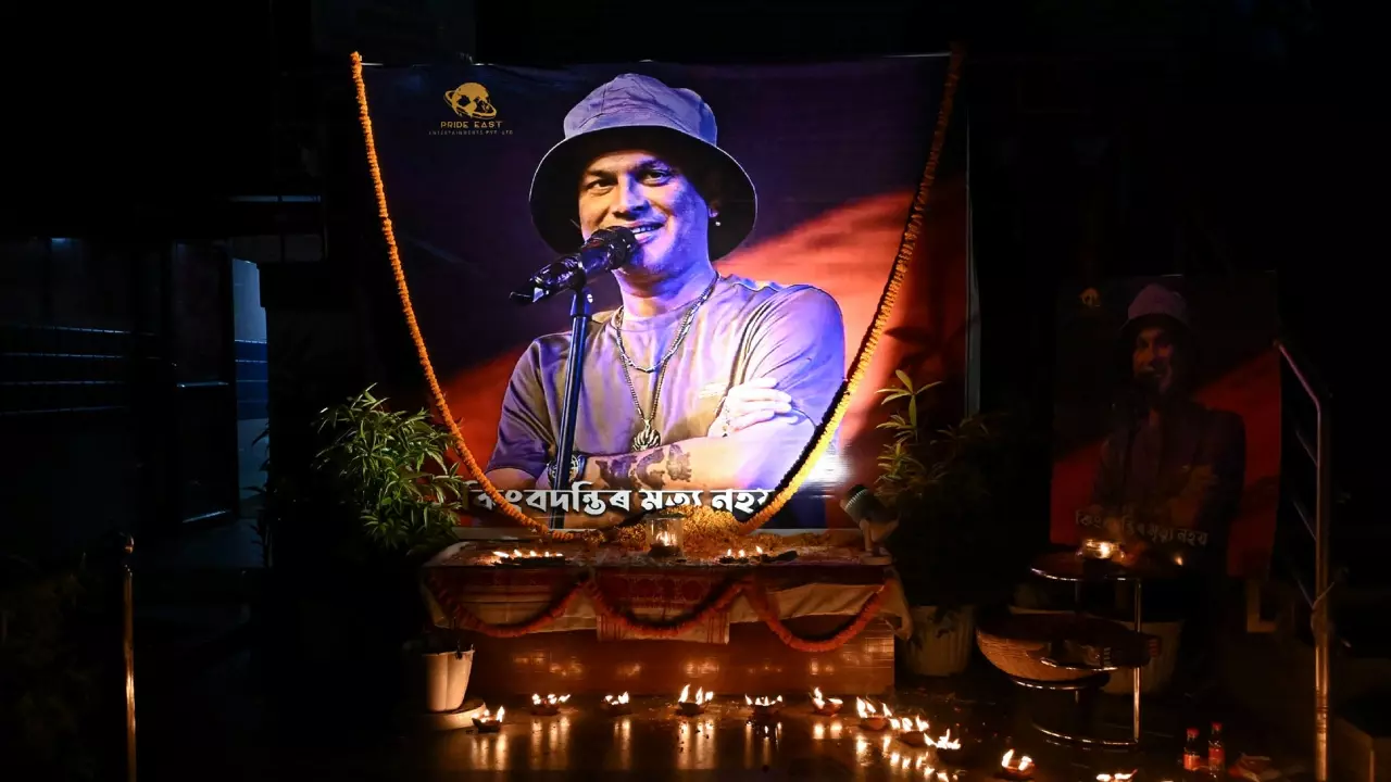 Zubeen तो चले गए, पर उनके गम में अब भी डूबा है गुवाहाटी, लोग बोले- सबसे बड़े सिंगर होने के यही होते हैं मायने Zubeen तो चले गए, पर उनके गम में अब भी डूबा है गुवाहाटी, लोग बोले- सबसे बड़े सिंगर होने के यही होते हैं मायने