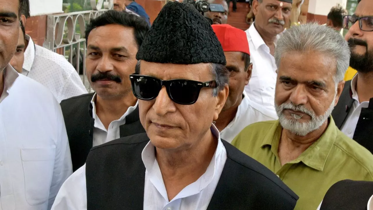 23 महीने बाद जेल से रिहा हुए आजम खान लेकिन कितने दिनों तक रहेंगे बाहर? बेटों के साथ रामपुर को हुए रवाना