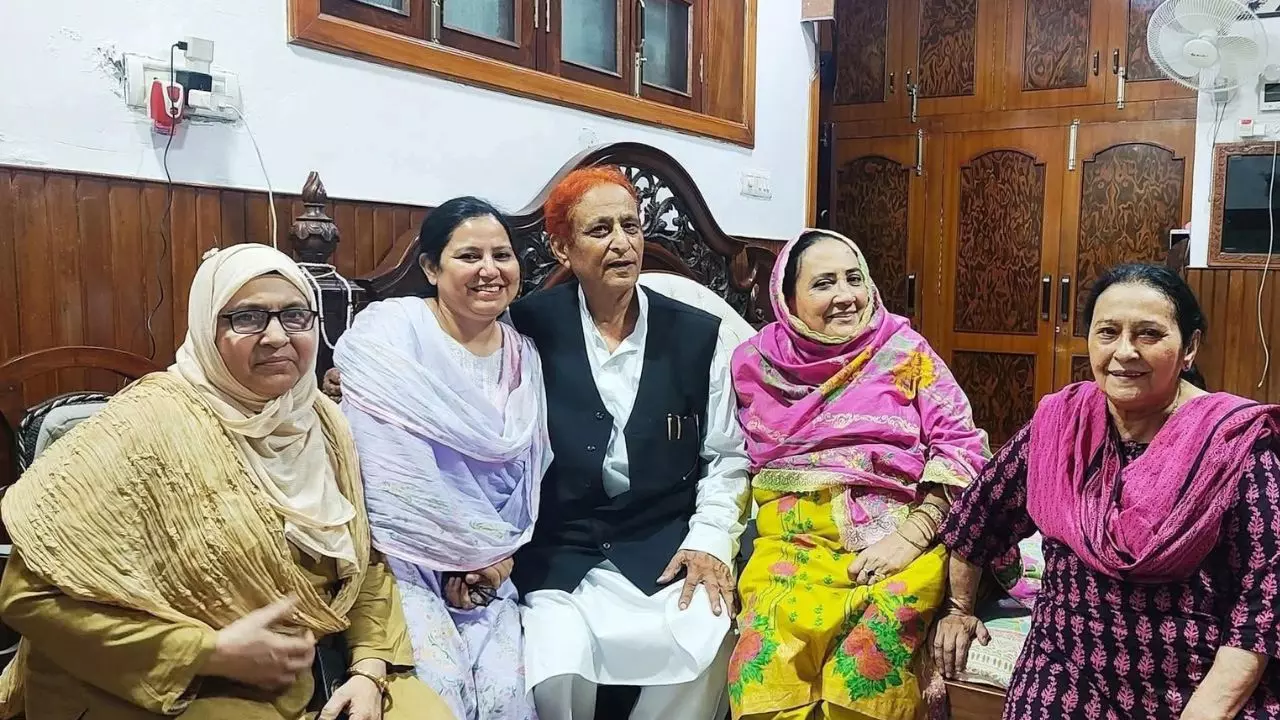 आज़म को आजादी मिलते ही पुलिस ने ठोक दिया डेढ़ लाख का चालान! रामपुर पहुंचते ही DSP से ले लिया बेवजह पंगा- Video Viral