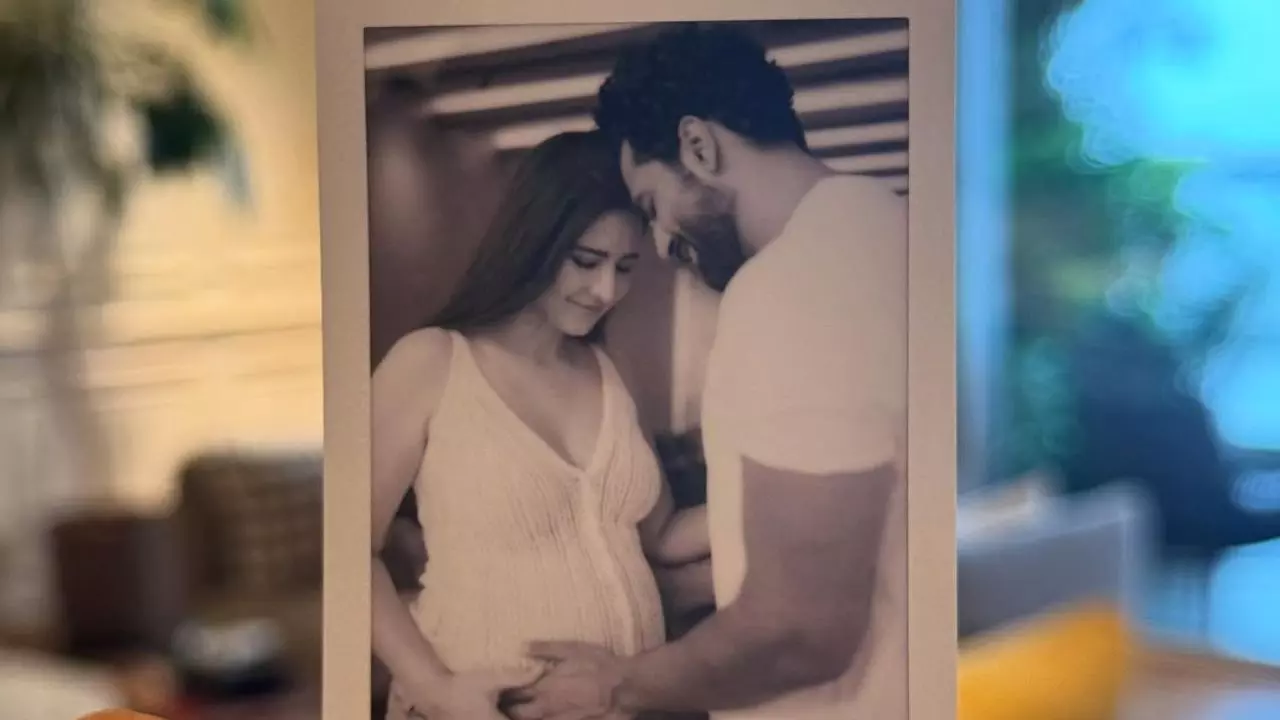 Katrina Kaif ने की प्रेगनेंसी अनाउंस, बेबी बंप फ्लॉन्ट करते हुए के साथ शेयर की प्यारी से तस्वीर