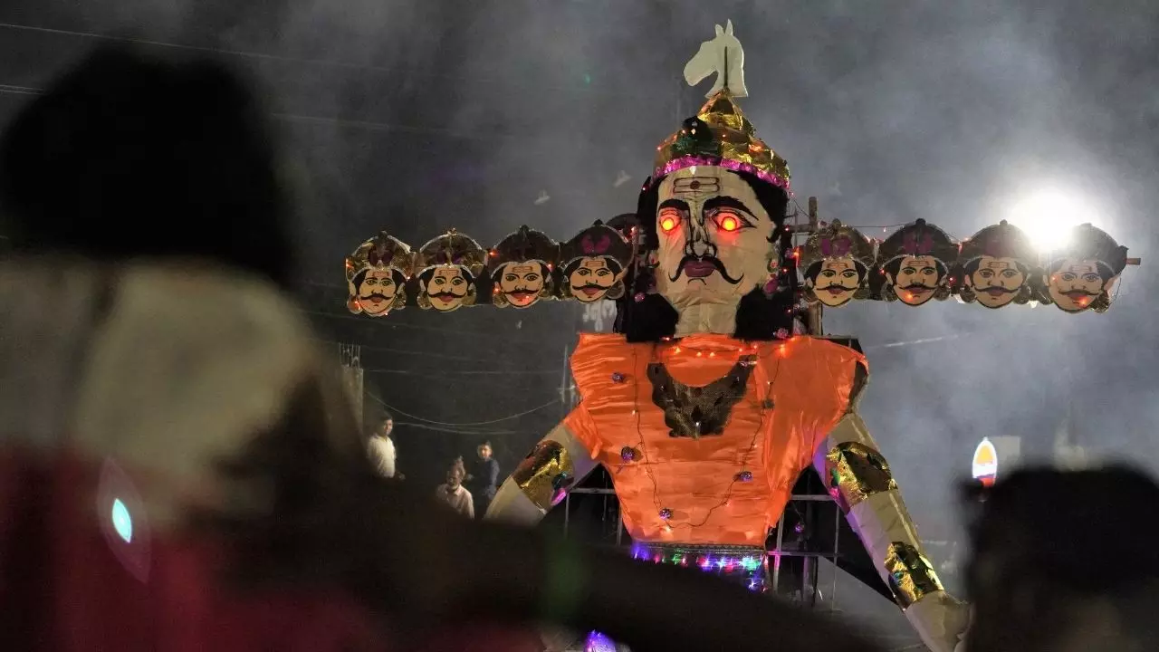 दशहरा पर मनाते हैं मातम! राजस्थान में इस गांव में होती है रावण की पूजा, जानें उसके बारे में दशहरा पर मनाते हैं मातम! राजस्थान में इस गांव में होती है रावण की पूजा, जानें उसके बारे में