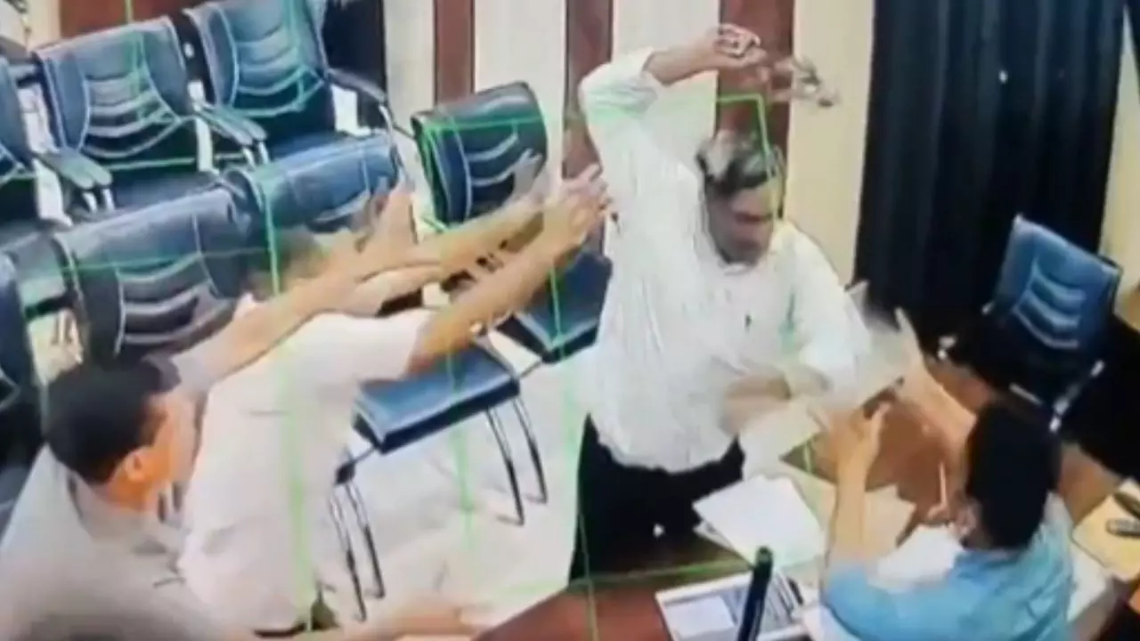 बेल्ट निकाली और... सीतापुर में शिकायत की सफाई देने आए हेडमास्टर ने BSA को ऑफिस में पीटा, फोन भी तोड़ा | VIDEO