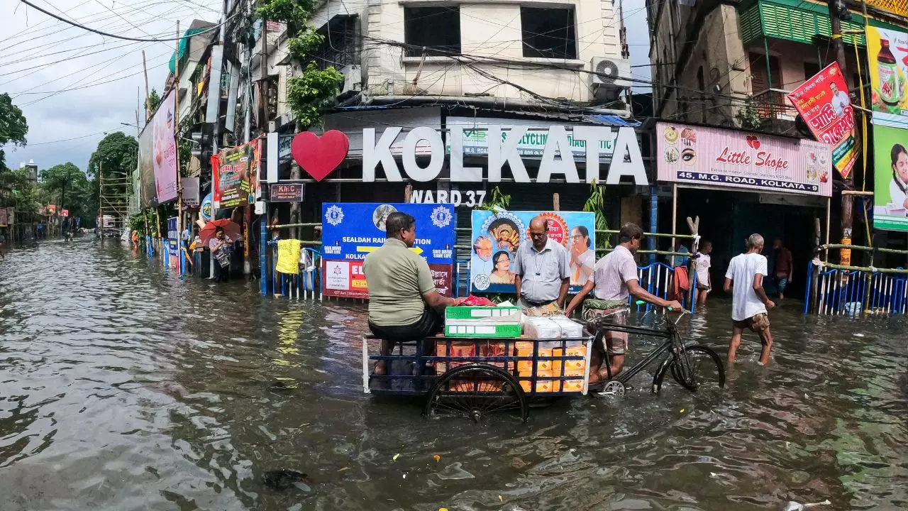 कोलकाता में बारिश बनी आफत! दुर्गा पूजा से पहले पूरा शहर पानी-पानी, अबतक 10 लोगों की मौत