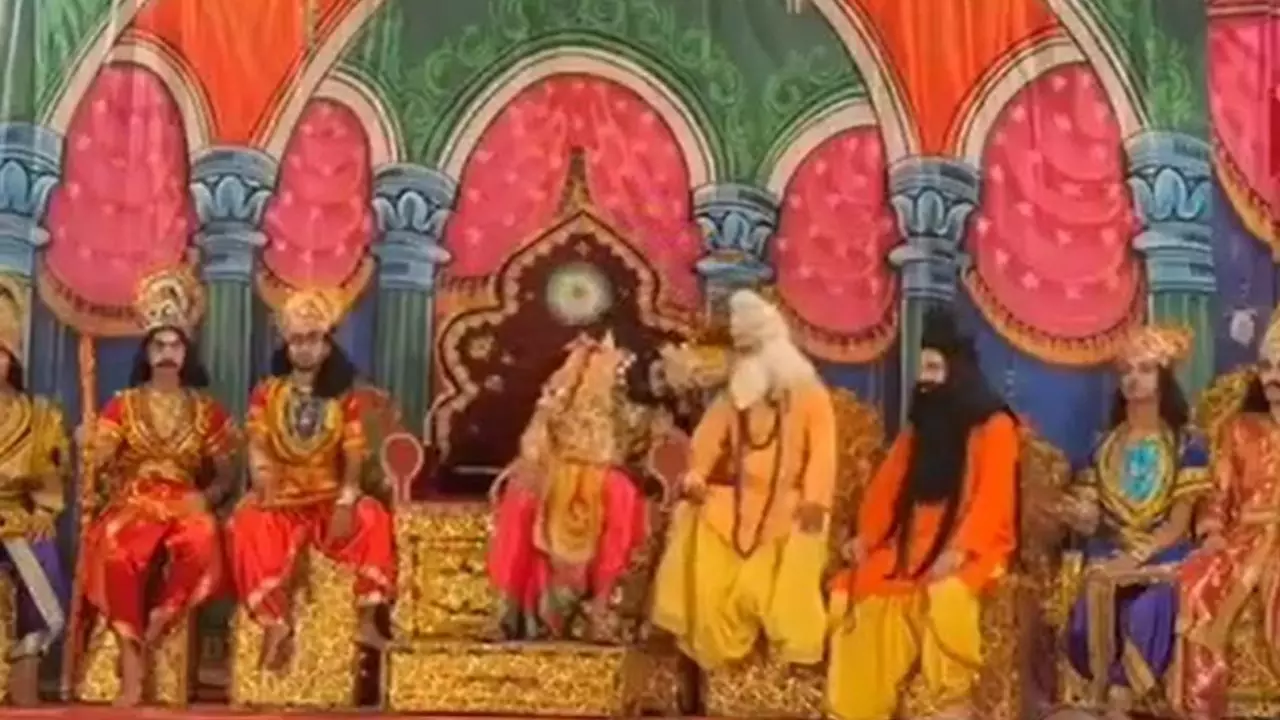 डायलॉग के बीच साथी के कंधे पर टिका सिर, रामलीला में दशरथ की हुई मौत, VIDEO वायरल