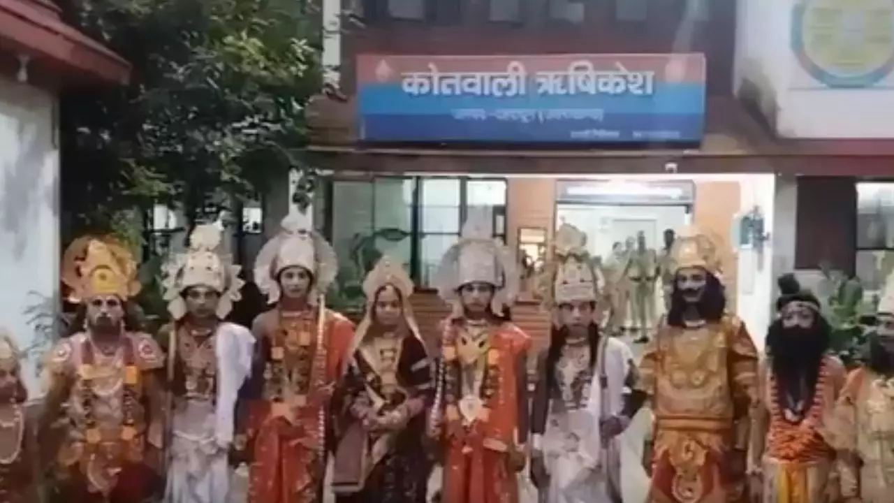 गदा लिए हनुमान और गुस्से में रावण पहुंचे पुलिस स्टेशन! ऋषिकेष में राम बारात निकालने की परमिशन न मिलने पर खोला मोर्चा