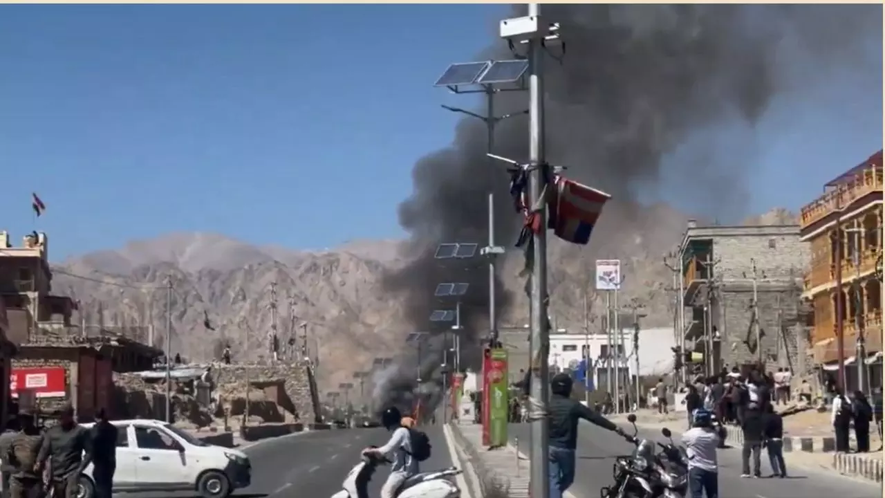 लेह में छात्रों ने बीजेपी ऑफिस और CRPF की गाड़ी में लगाई आग, सोनम वांगचुक के समर्थन में हुआ प्रदर्शन | Videos