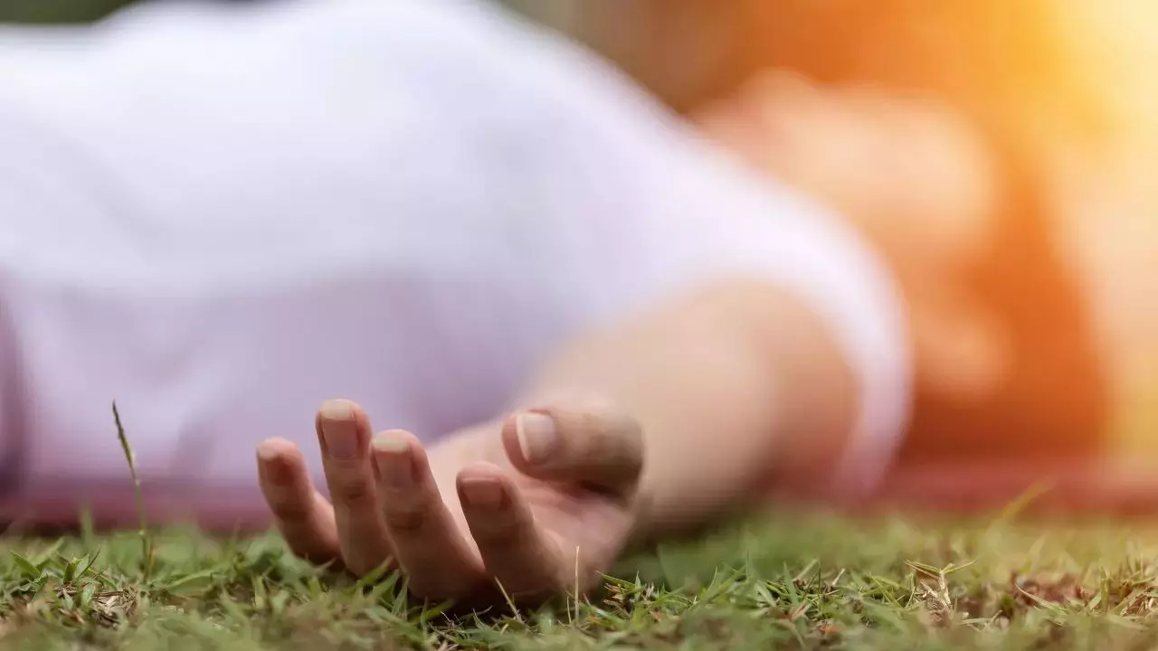 दोस्तों को दी बीवी की सुपारी, फिर लूट के बहाने करवाई हत्या, बदमाशों ने 40 बार महिला को चाकू से घोंपा, देखता रहा पति