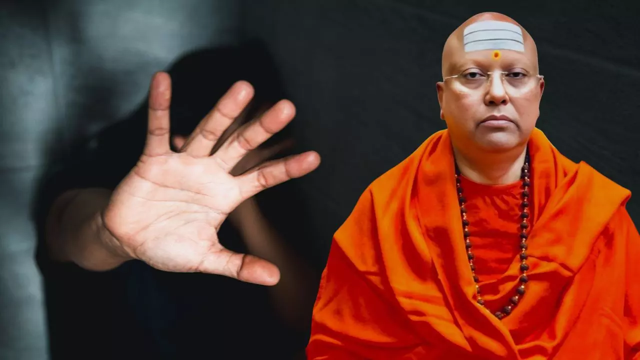 दिल्ली में बाबा निराला वाला कांड! स्‍वामी चैतन्‍यानंद पर 17 लड़कियों से यौन उत्पीड़न का आरोप, UN के फर्जी नंबर प्‍लेट वाली लग्‍जरी कार जब्‍त