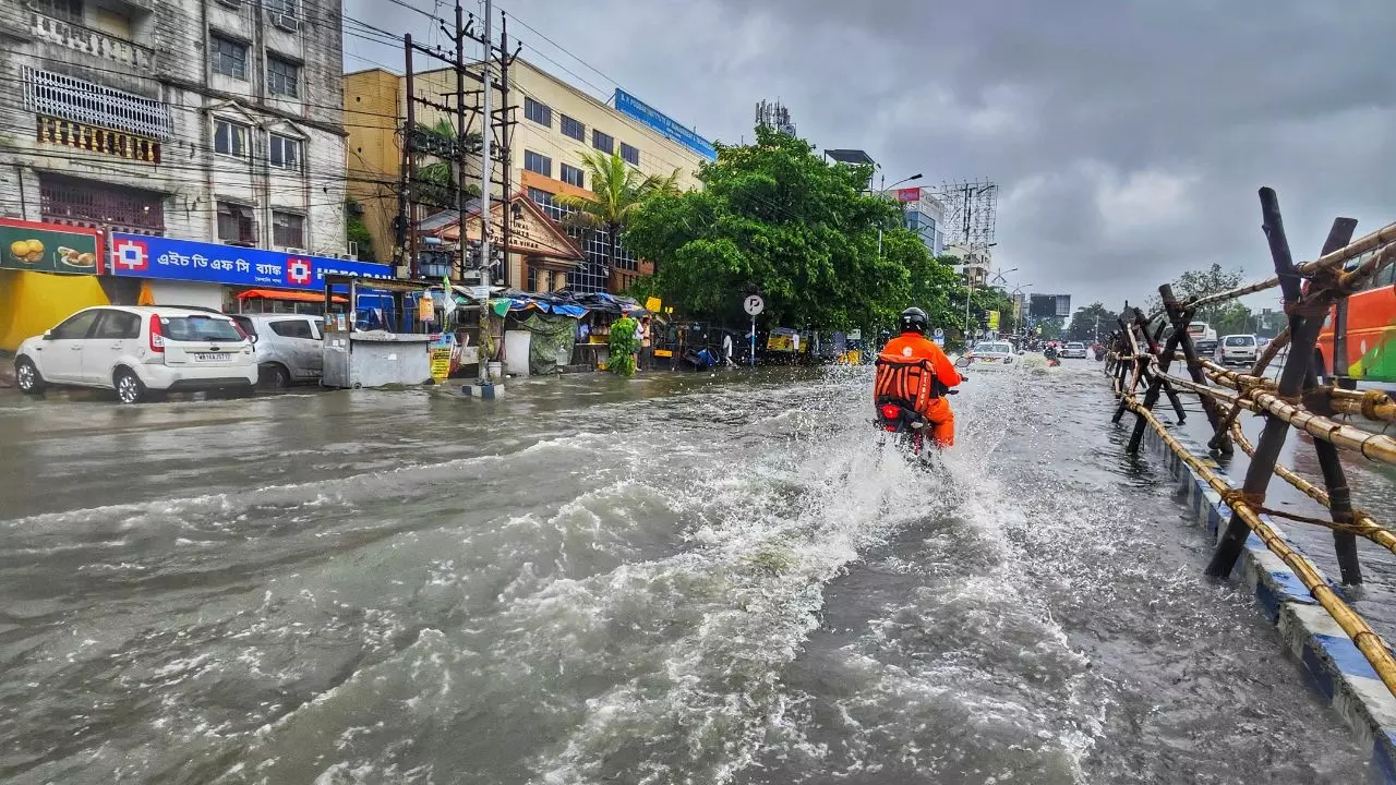 दिल्ली से मानसून ने ली विदाई, कोलकाता में ढाई घंटे की बारिश में सड़कें बनी दरिया; जानें अन्य राज्यों का हाल