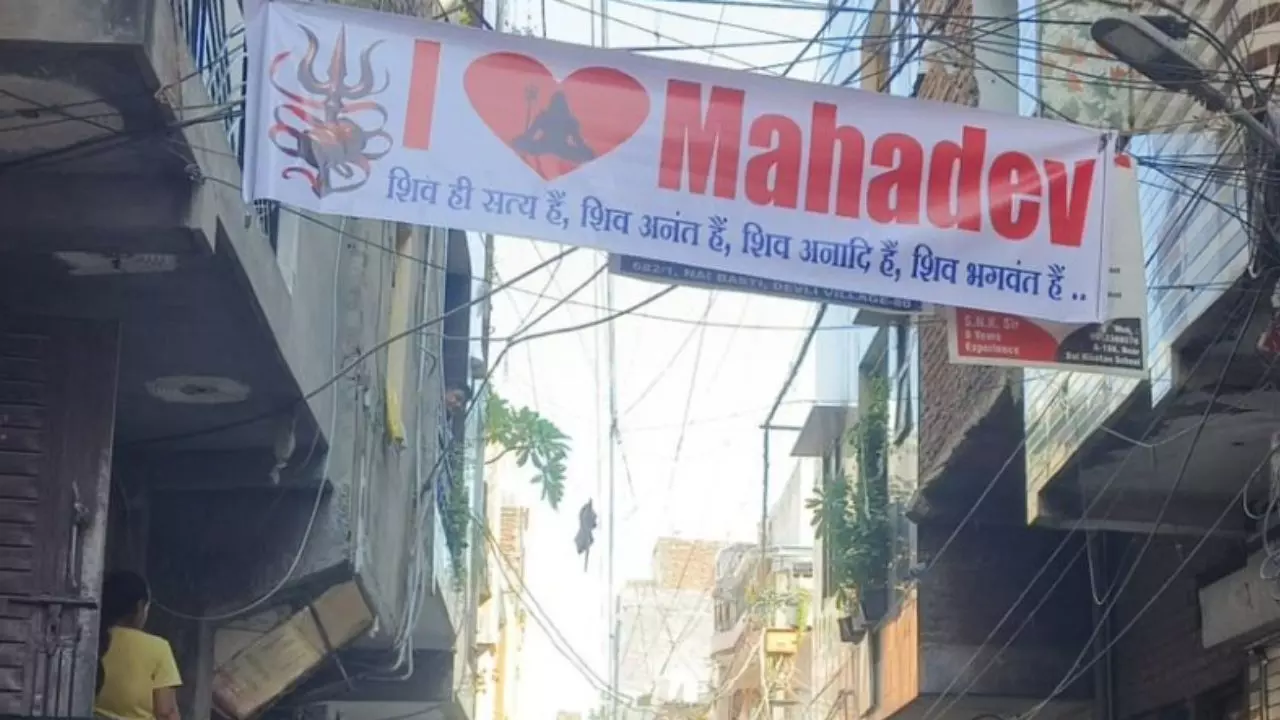 I Love Muhammad Vs I Love Mahadev! यूपी में शुरू हुआ पोस्टर वॉर, जुलूस से शुरू हुए विवाद में अब संत भी कूदे