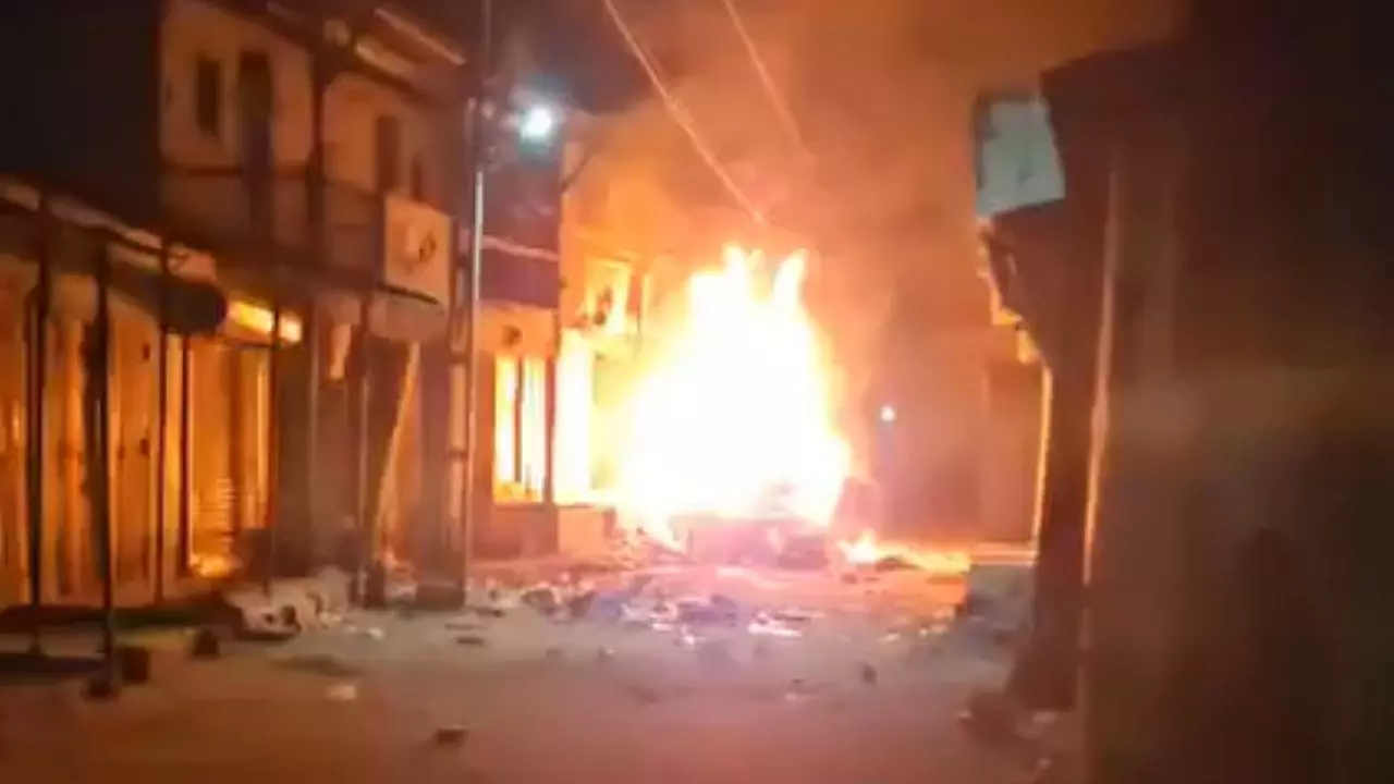 गुजरात: गांधीनगर में गरबा के दौरान दो गुटों में झड़प, दुकानें फूंकी, पुलिस पर भी हमला