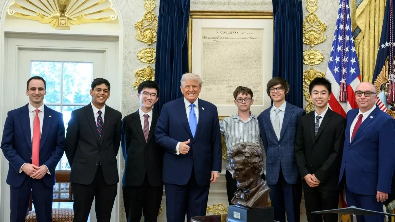 US ओलंपियाड में 5 गोल्ड मेडल जीतने वाले भारतीय मूल के अगस्‍त्‍य गोयल कौन? पिता रहे हैं IIT टॉपर