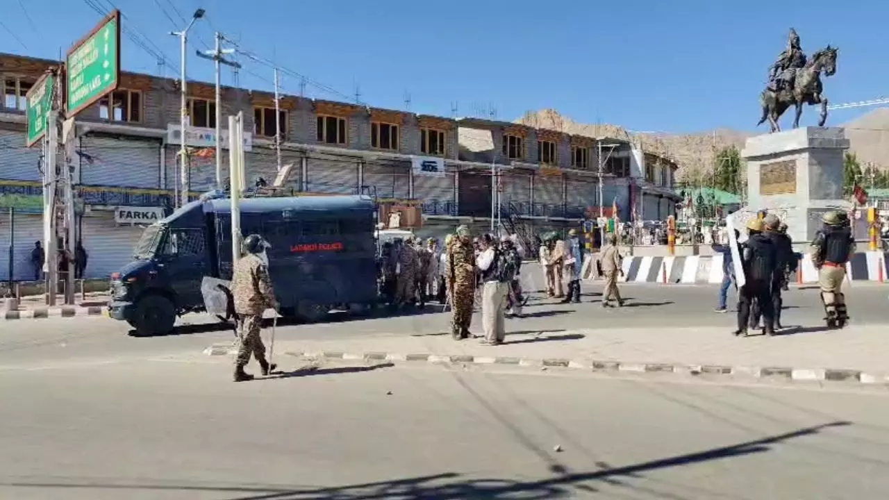 कल तक सुलग रहा था लेह आज कैसे हैं हालात? बवाल के बाद अबतक 50 लोग गिरफ्तार, लद्दाख में इंटरनेट बंद और कारगिल में सन्नाटा