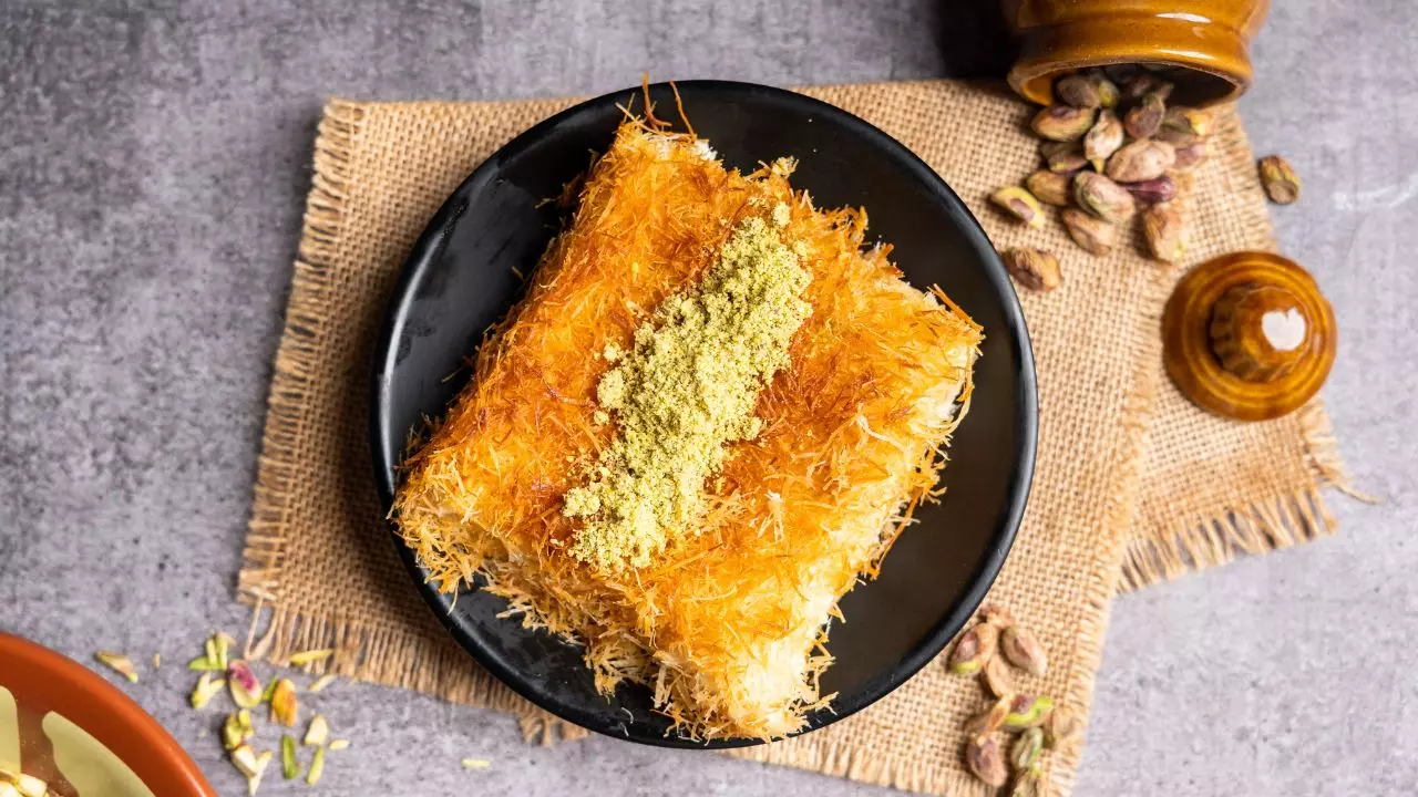 कुनाफ़ा चीज़ रोल, दुबई की मशहूर मिठाई, अब भारतीय घरों का नया फेवरेट