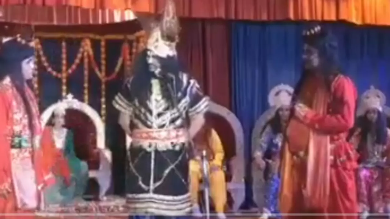 रामलीला में गूंजा पटवारी पेपर लीक कांड, हाकम सिंह पर कसा गया तंज, VIDEO वायरल