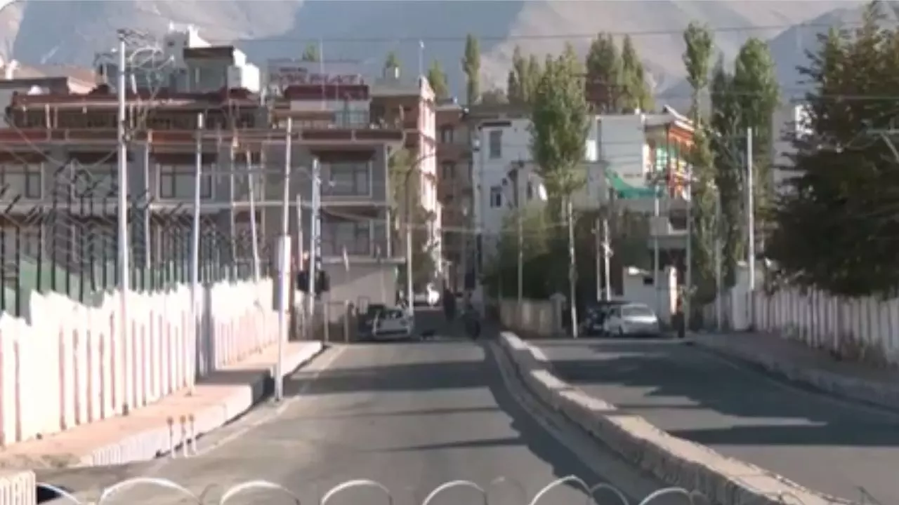 लेह में हालात अब भी तनावपूर्ण, प्रशासन ने अगले दो दिन तक लगाया कर्फ्यू, स्कूल-कॉलेज सब बंद