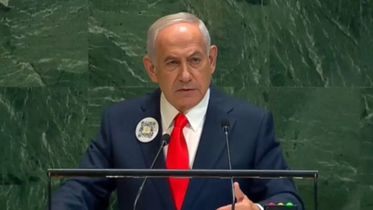 जनसंहार के आरोपों के बीच नेतन्याहू का अनोखा प्रदर्शन, UNGA में कोट पर क्यों लगा था QR कोड? जानें क्या है इसका मतलब