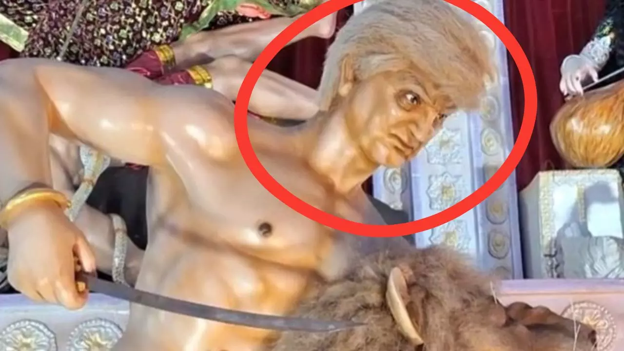 दुर्गा पूजा में ट्रंप बने राक्षस! अमेरिकी नीतियों पर जताया विरोध, राष्ट्रपति की अनोखी तस्वीर को देखने के लिए लग रही लाइन?