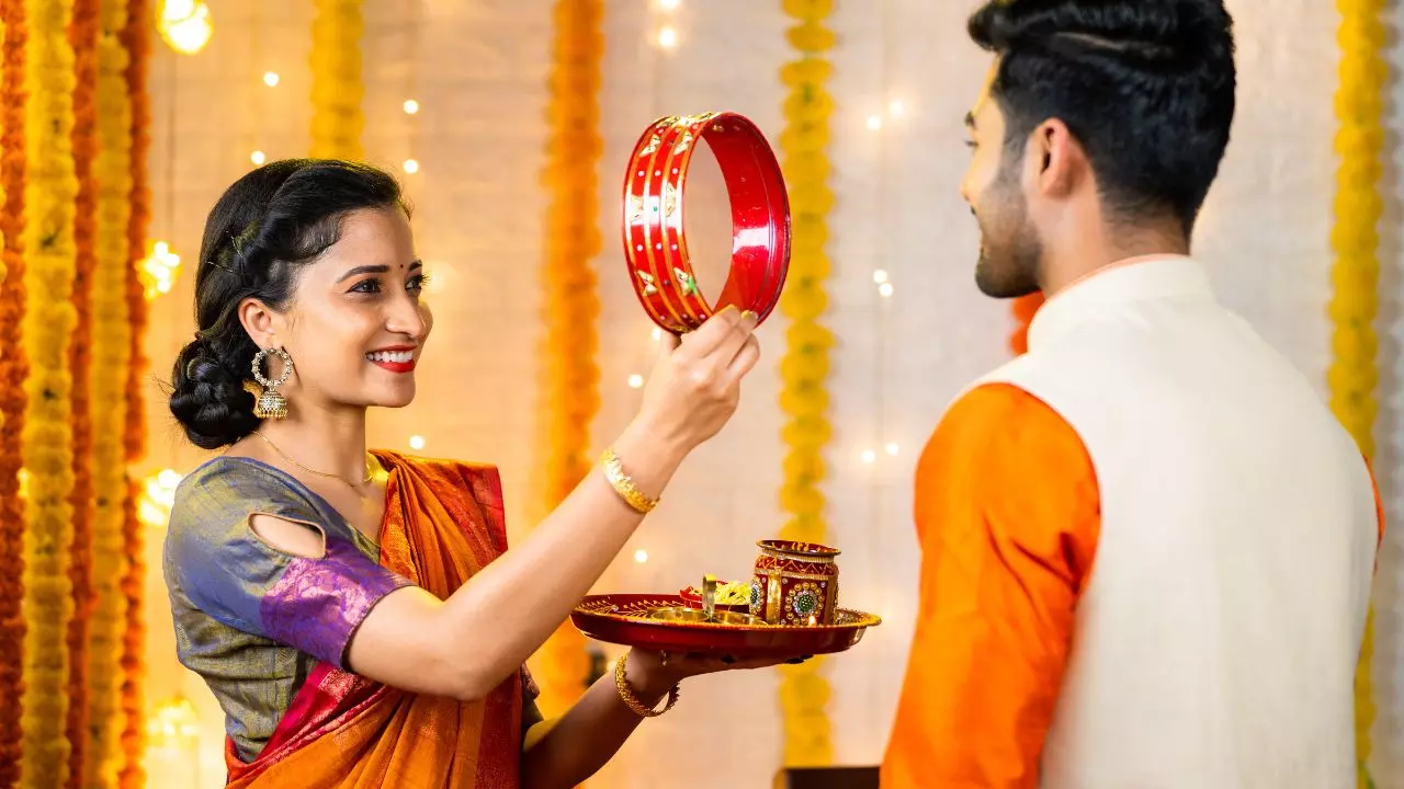 Karwa Chauth 2025: इस साल कब रखा जाएगा करवा चौथ का व्रत, जानें कब निकलेगा चांद Karwa Chauth 2025: इस साल कब रखा जाएगा करवा चौथ का व्रत, जानें कब निकलेगा चांद