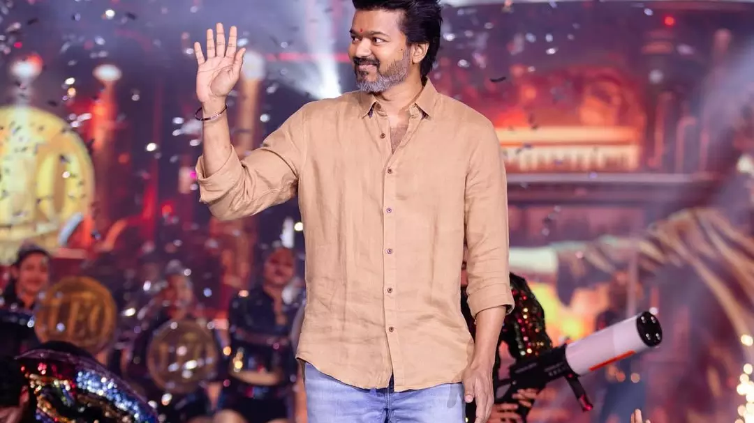 मुंह छुपाकर भागे विजय! भगदड़ मचने के बाद फ्लाइट पकड़ने जाने का Video हुआ Viral; करूर रैली में 39 लोगों की हुई है मौत