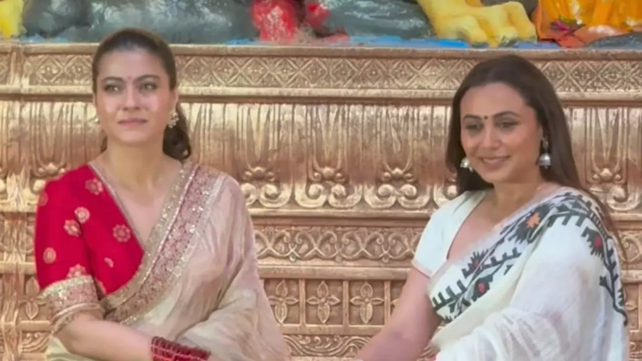 देबू मुखर्जी की याद में Sharbani Mukherjee के गले लगकर फूट-फूटकर रोई Kajol और Raani Mukherjee | Video Viral