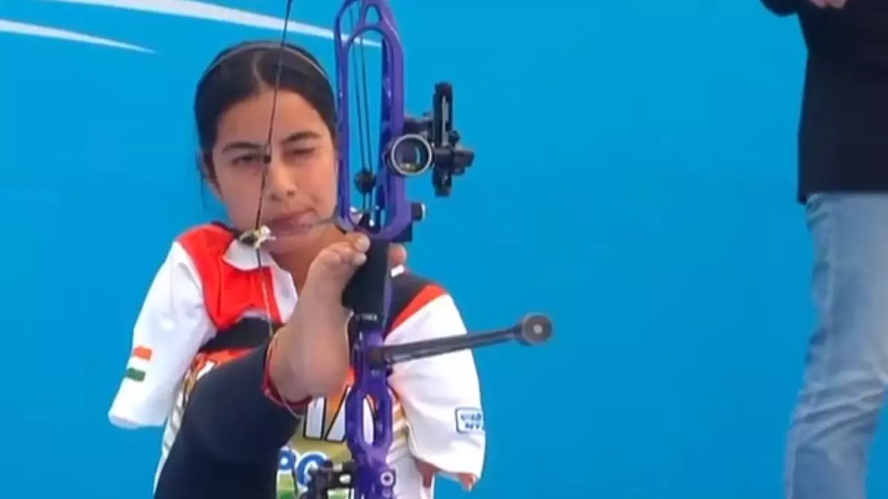 कौन है 18 साल की शीतल देवी? बिना हाथ के भी वर्ल्ड पैरा आर्चरी चैंपियनशिप में जीता गोल्ड मेडल
