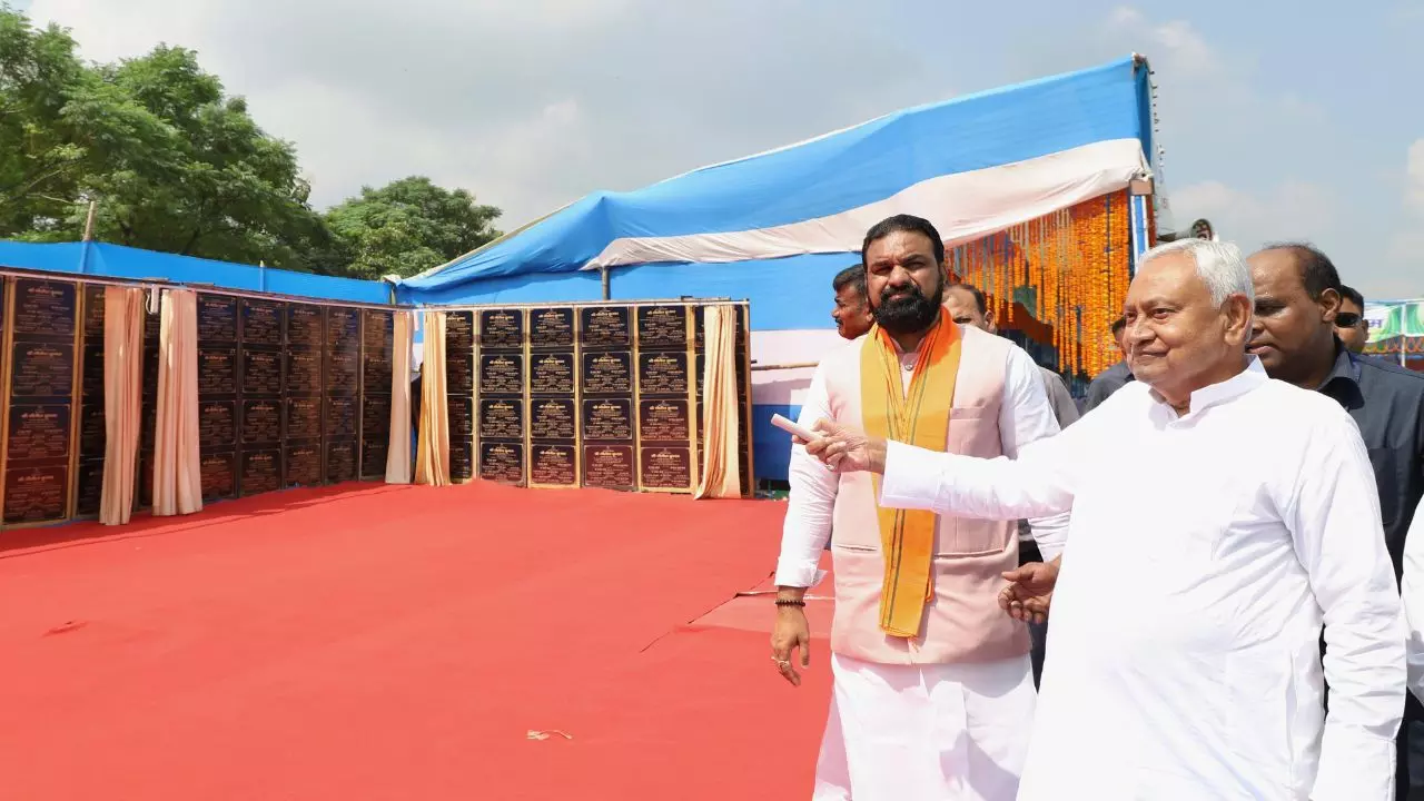 गोपालगंज से नीतीश कुमार का बड़ा एलान, 1585 करोड़ की योजनाओं का लोकार्पण-शिलान्यास, अब सबके खाते में खुशियों का बोनस