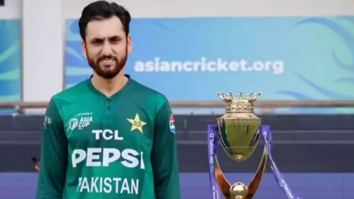 भारत ने पाक को दिखाई औकात! फाइनल से पहले एशिया कप ट्रॉफी के साथ अकेले पोज देते नजर आए सलमान आगा, सूर्या ने फिर किया बायकॉट