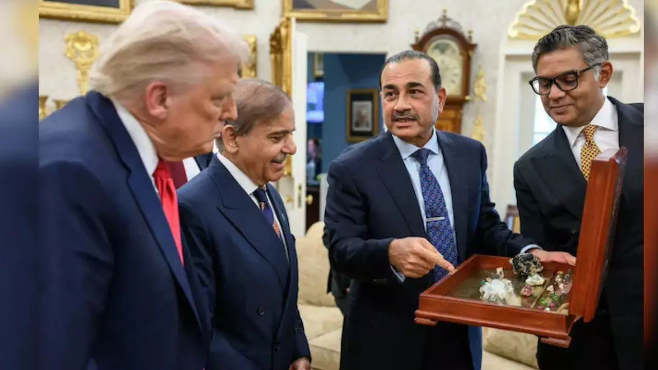 व्हाइट हाउस में ‘खजाने की बोली’! शरीफ-मुनीर ने ट्रंप को थमाए पाकिस्तान के दुर्लभ मिनरल्स