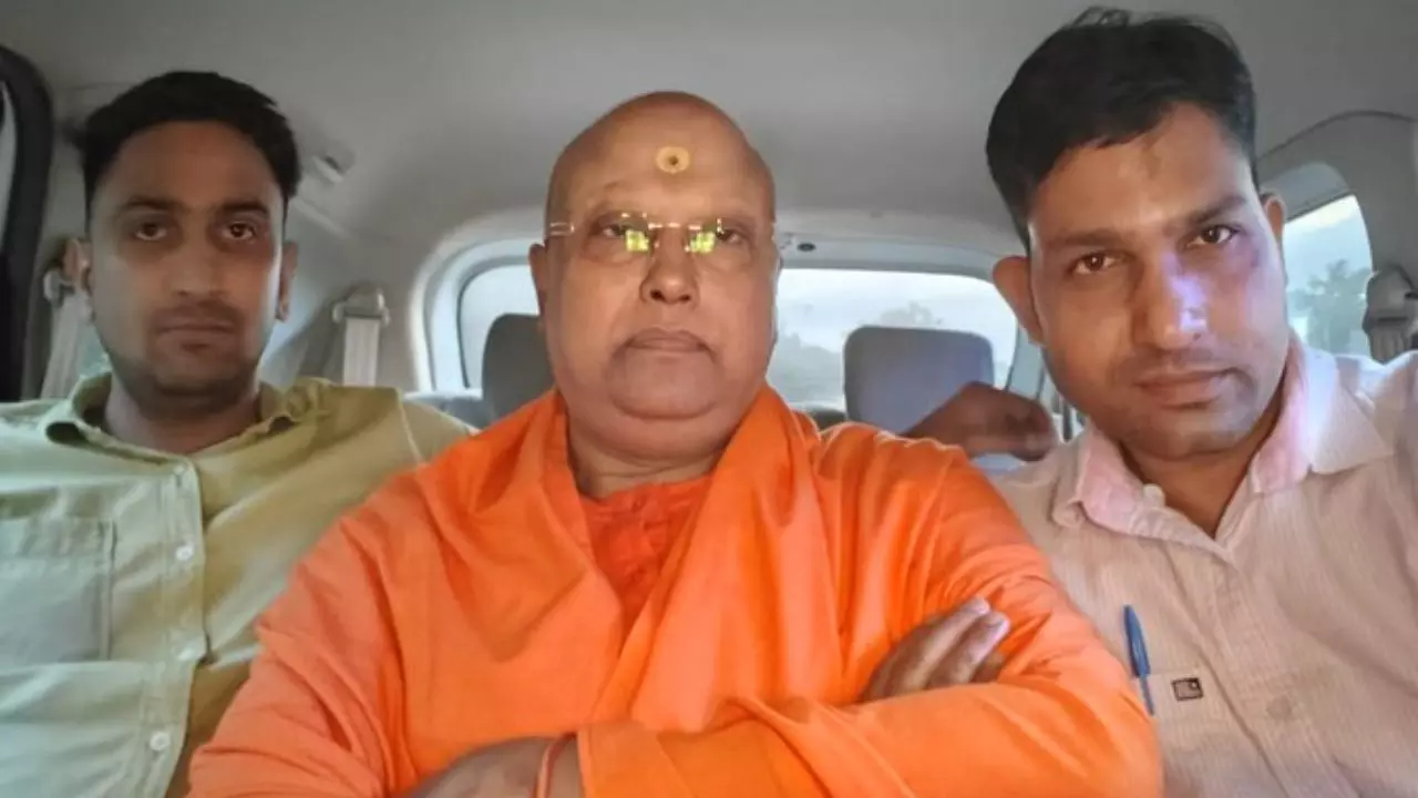 वेशभूषा और लोकेशन बदली... 17 छात्राओं से यौन उत्पीड़न का आरोपी चैतन्यानंद सरस्वती को दिल्ली पुलिस ने ऐसे किया गिरफ्तार