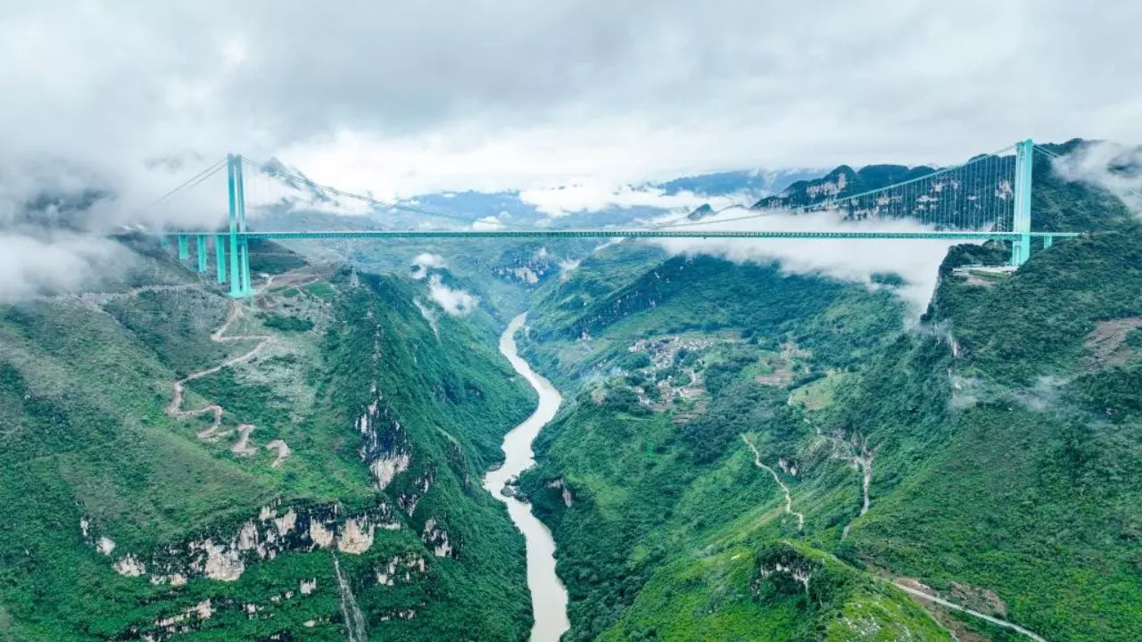 दुनिया का सबसे ऊंचा पुल देखा क्‍या? 2 घंटे का सफर अब बस दो मिनट में... चीन में हुआ उद्घाटन