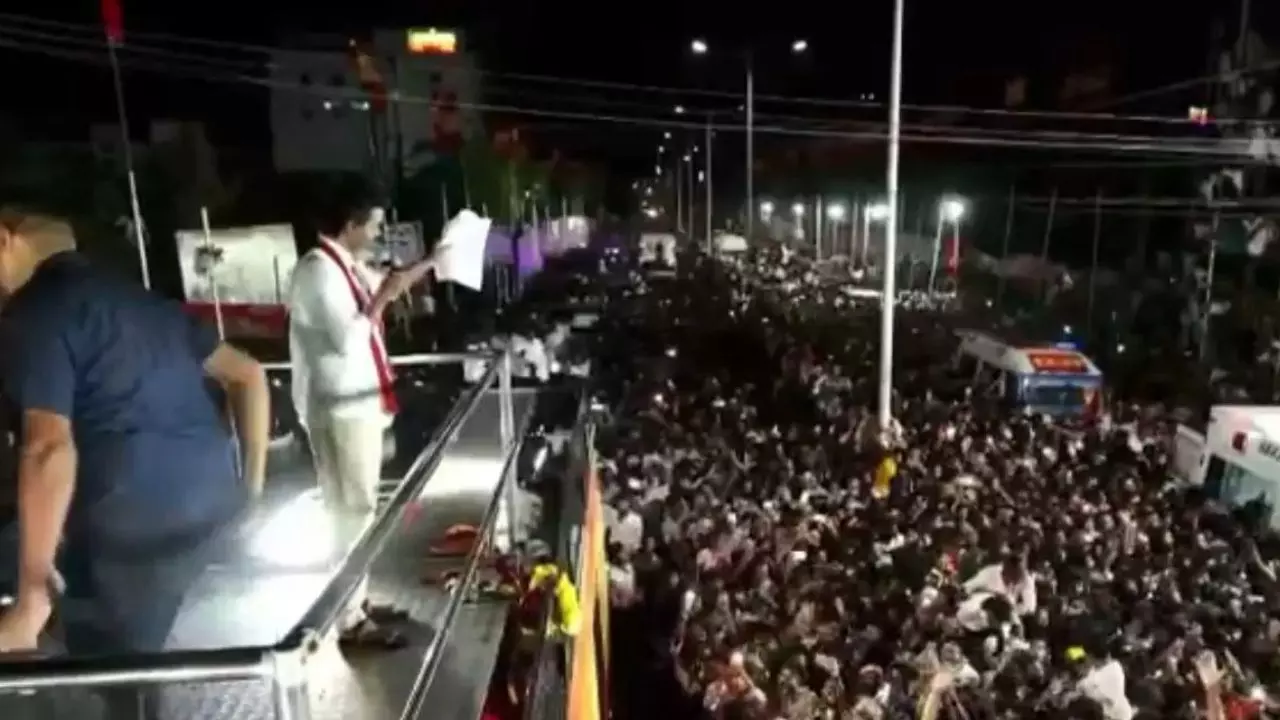 विजय की रैली में भगदड़ को लेकर पार्टी के जिला सचिव गिरफ्तार, 41 लोगों की हुई थी मौत- करूर हादसे में अब तक क्या-क्या आया सामने