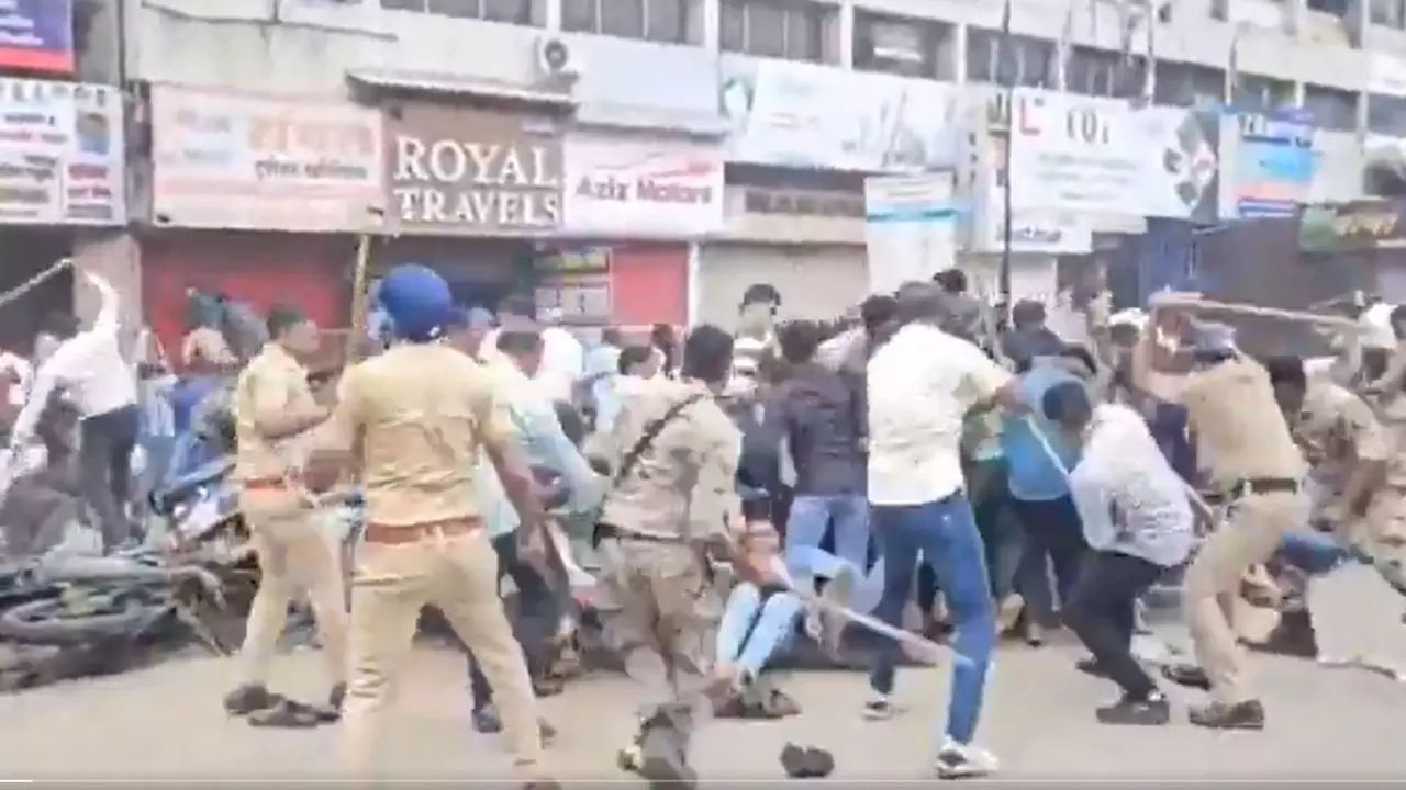 ‘I Love Muhammed’ विवाद को लेकर अब सुलगा महाराष्ट्र का अहिल्यानगर, 30 बवालियों को पुलिस ने लिया हिरासत में ‘I Love Muhammed’ विवाद को लेकर अब सुलगा महाराष्ट्र का अहिल्यानगर, 30 बवालियों को पुलिस ने लिया हिरासत में