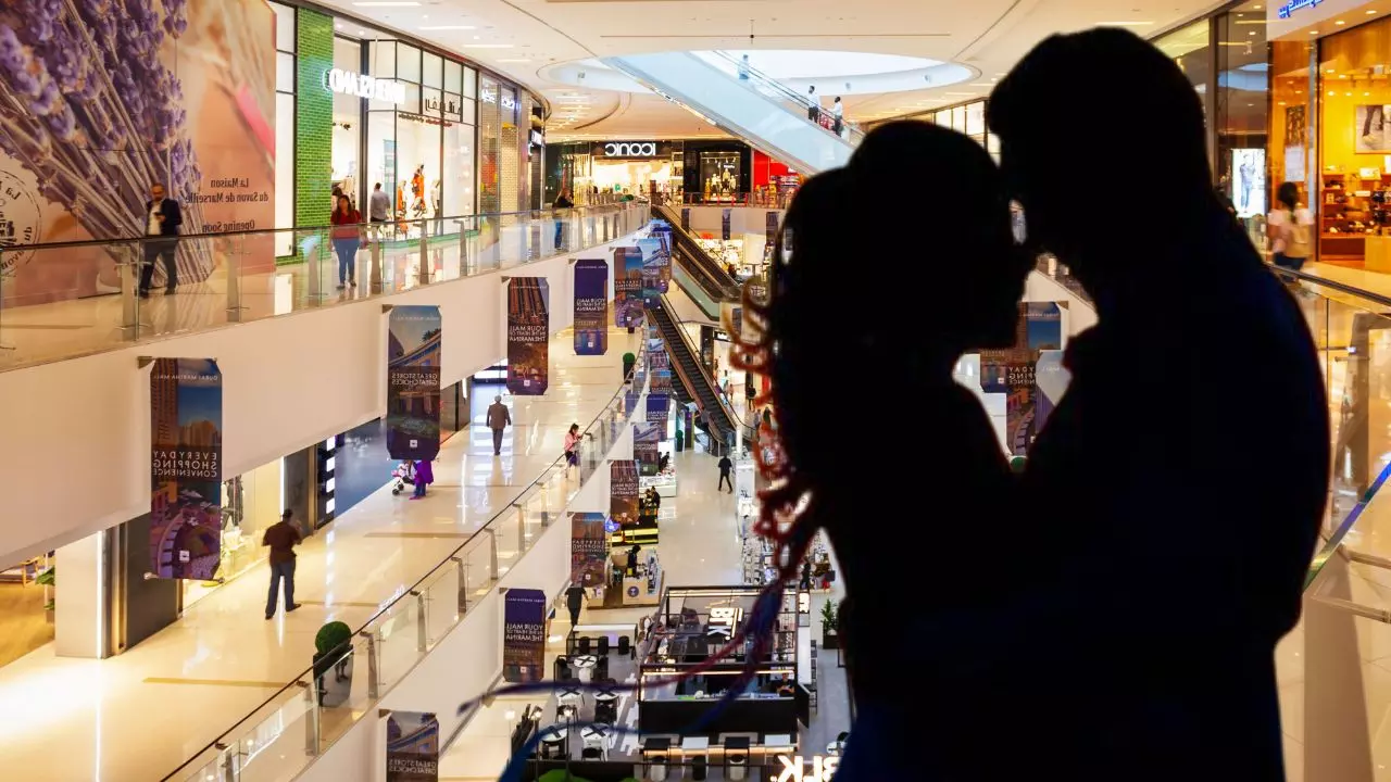 मलेशिया के मॉल के वॉशरूम में कपल का रोमांस, 40 मिनट तक बंद रहे, सिक्योरिटी गार्ड ने गेट तोड़ा तो आंखें...