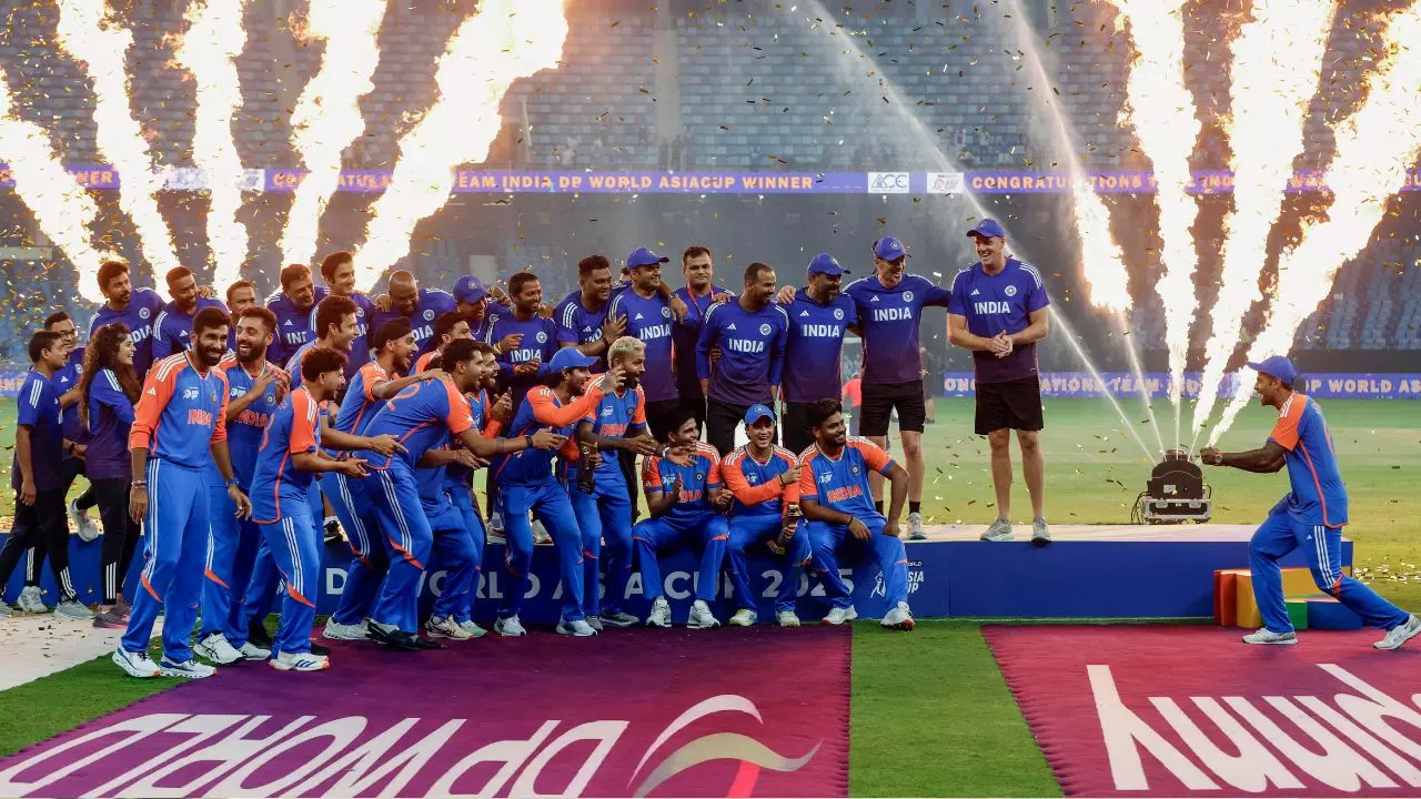 Asia Cup 2025 Ind vs Pak: क्‍या विजेता की बजाय किसी क्रिकेट बोर्ड का अध्‍यक्ष रख सकता है ट्रॉफी, क्‍या कहते हैं नियम?