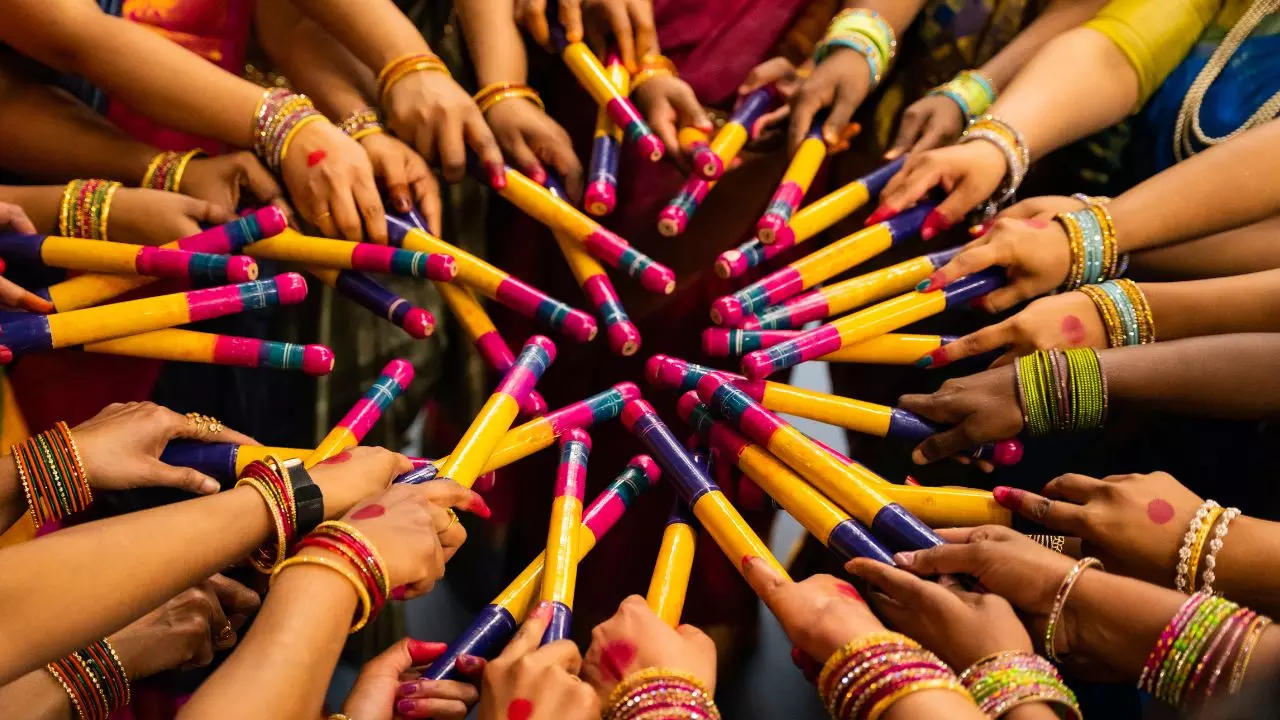 गरबा पंडाल में J&K के मुस्लिम युवक की Entry, आयोजकों ने पहले घसीटा फिर जमकर पीटा; जानें बैन के बाद भी कैसे घुसा