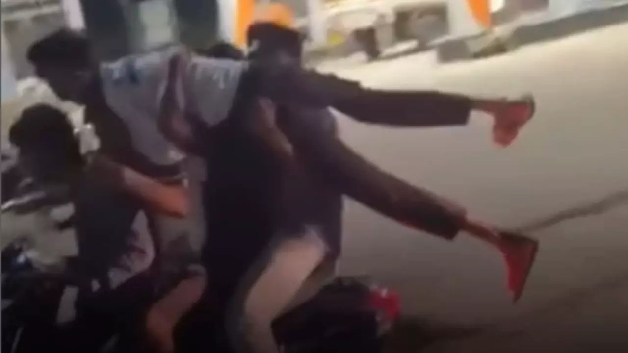 स्कूटी पर खतरनाक स्टंट, 4 लोग बैठे और पांचवे को कंधे पर लटकाया, छत्तीसगढ़ का VIDEO वायरल