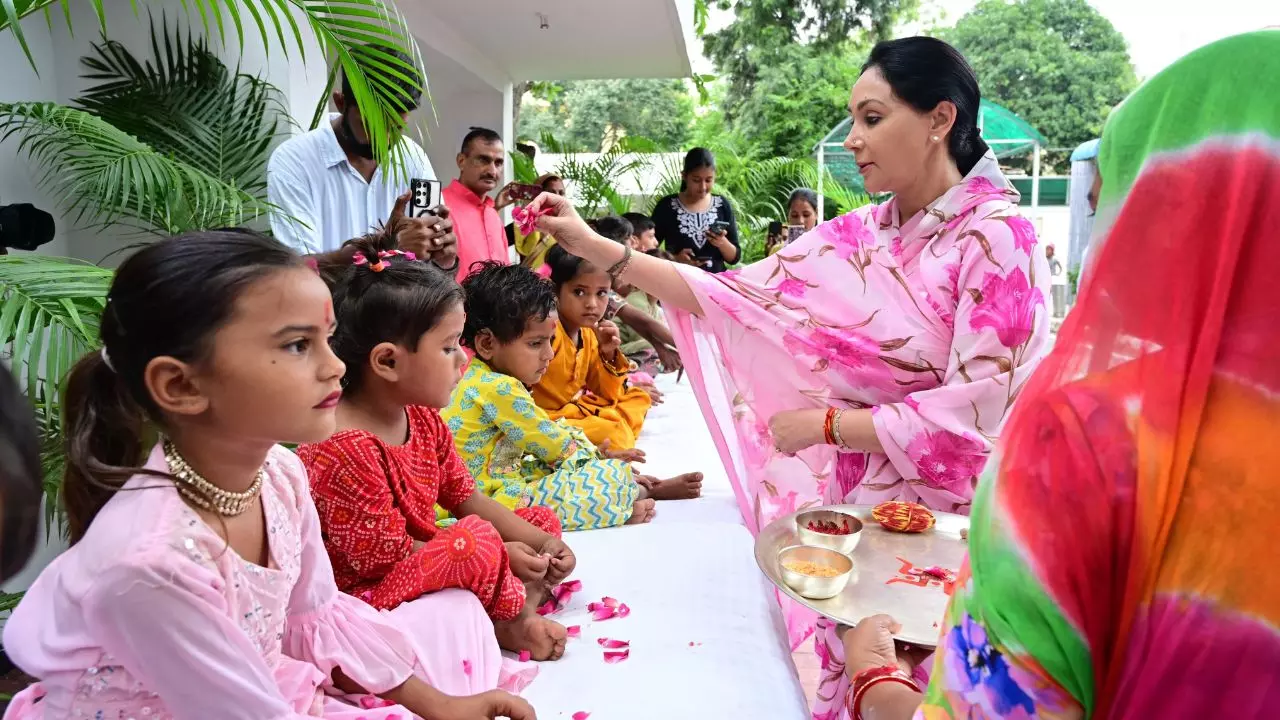 डिप्टी सीएम दीया कुमारी ने दुर्गा अष्टमी पर किया कन्याओं का पूजन, प्रदेशवासियों के लिए मांगी खुशहाली