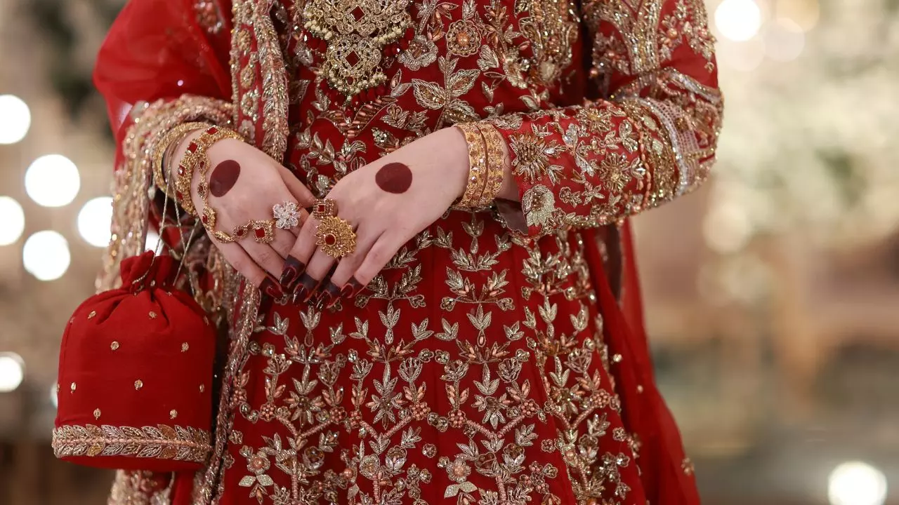 मैं आज तुम्हारे साथ सो नहीं सकती! लुटेरी दुल्हन ने सुहागरात पर पति से परंपरा का बनाया बहाना और...