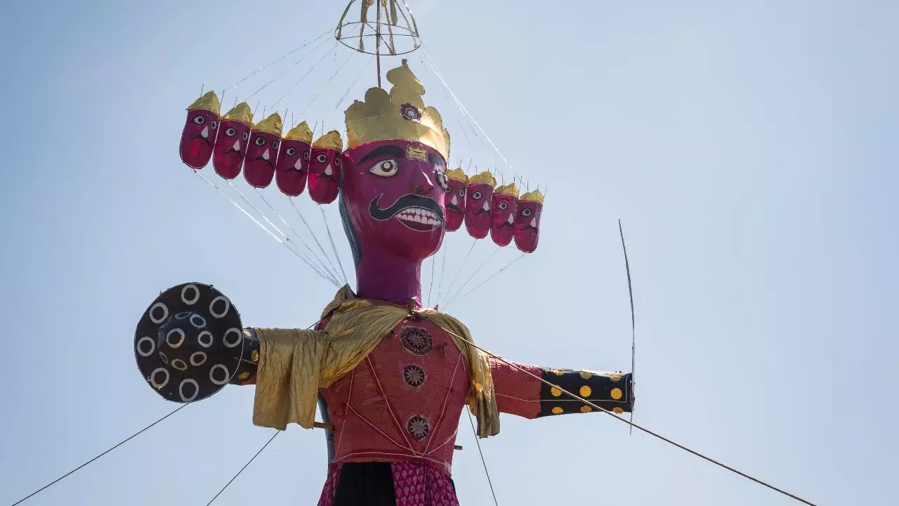 Dussehra 2025: इस शुभ मुहूर्त में दहन करें रावण, जानें विजयादशमी से जुड़ी मान्यताएं