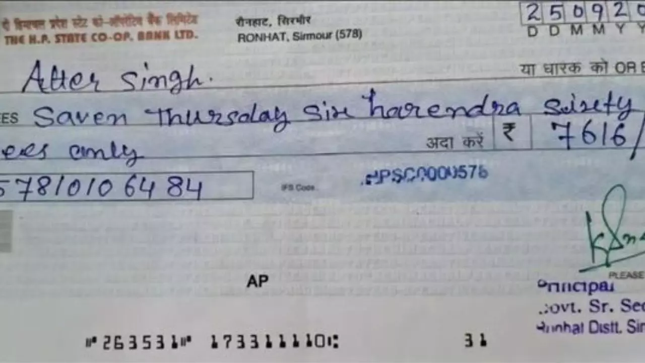प्रिंसिपल का ये हाल तो... हिमाचल में चेक पर अंग्रेजी में लिखा Saven Harendra, वायरल होने पर उठे सवाल