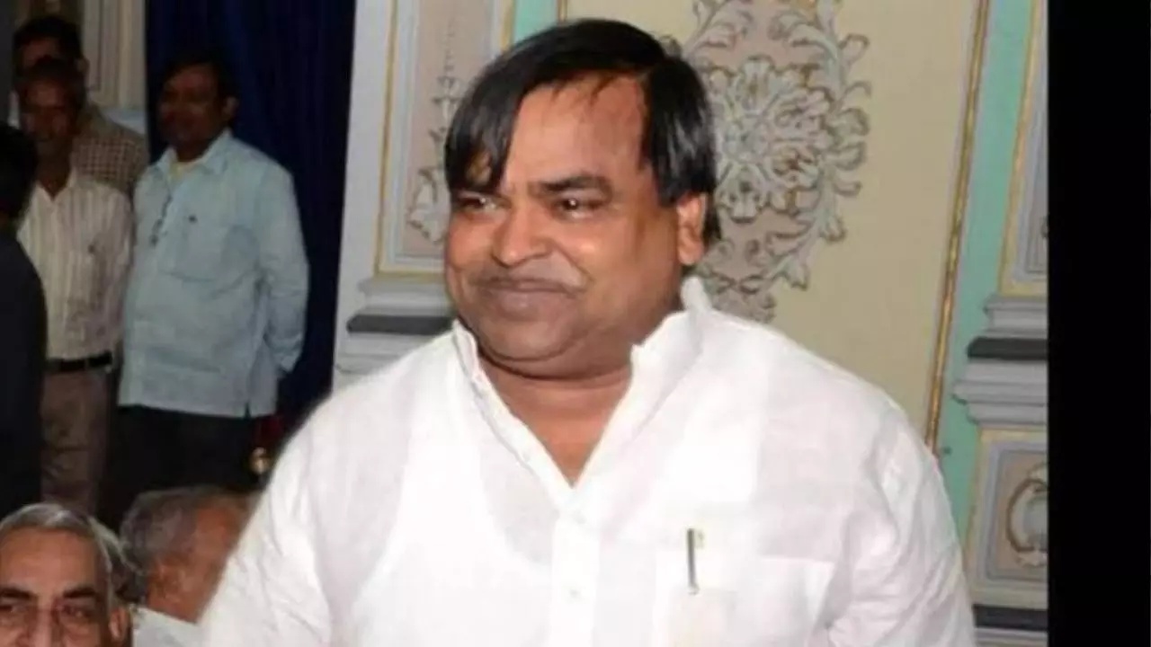 यूपी में कोई सुरक्षित नहीं! जेल में बंद सपा नेता गायत्री प्रजापति पर कैंची से हमला, अखिलेश यादव ने BJP सरकार पर कसा तंज