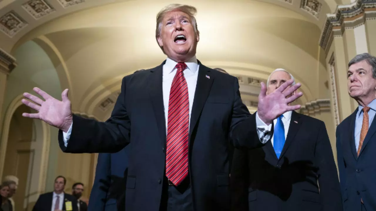 6 साल में पहली बार अमेरिकी सरकार शटडाउन, लाखों कर्मचारियों पर लटकी तलवार; कौन सी सेवाएं होंगी प्रभावित?