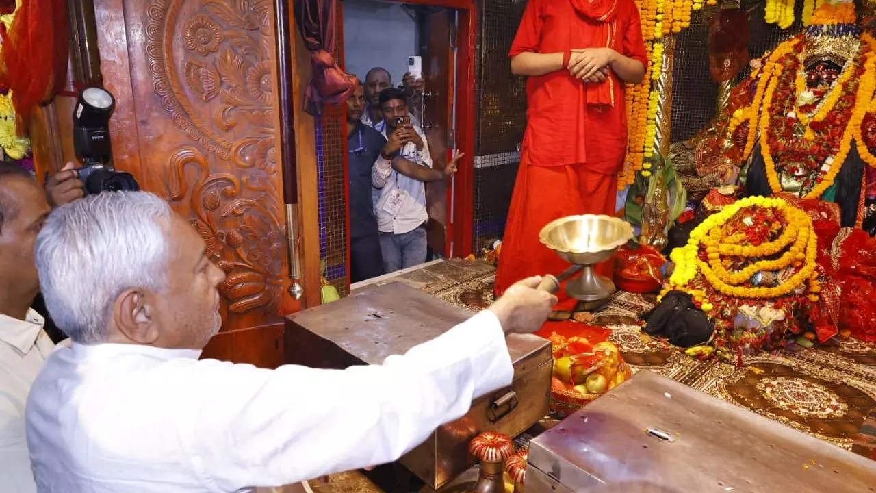 राज्य की सुख-समृद्धि के लिए मुख्यमंत्री नीतीश कुमार ने पटना के प्रमुख देवी मंदिरों में की पूजा-अर्चना