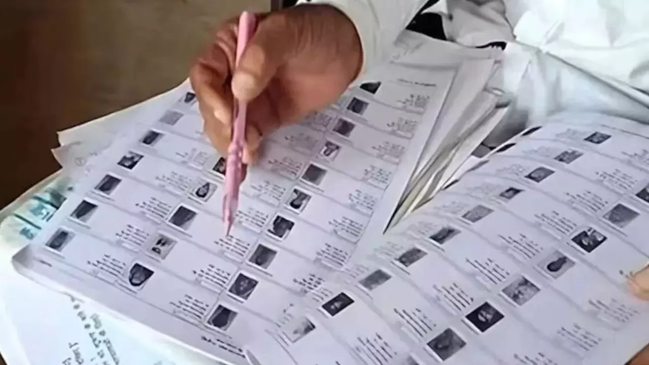 Bihar Voter List 2025: वोट डालना चाहते हैं लेकिन वोटर लिस्ट में नहीं है नाम? तुरंत करें ये काम